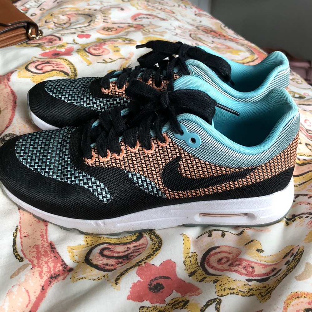 Nike airs